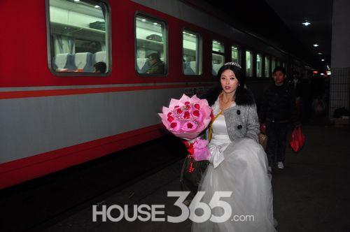 穿着婚纱坐火车 让芜湖春运人见证爱情