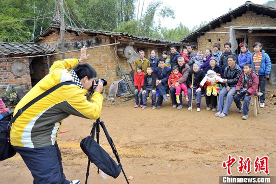 最新影楼资讯新闻-广西摄影师为山区贫困家庭拍摄“爱心全家福”