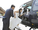 直升机婚礼　实拍新娘穿婚纱登机