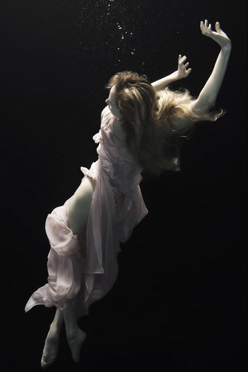 唯美的水下芭蕾人体摄影作品欣赏