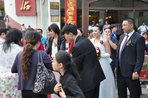 云南昆明寺庙方丈还俗婚礼现场 迎娶26岁女老板