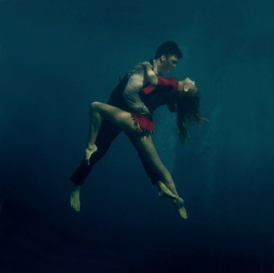 俄国摄影师展现“水下探戈”　创意摄影