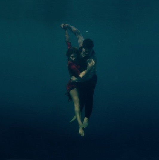 俄国摄影师展现“水下探戈”　创意摄影