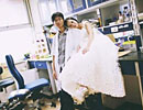 科研博士姐姐实验室拍婚纱照　创意婚照无处不在