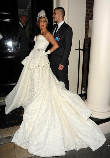 Lady Gaga着一袭超低胸白色婚纱 