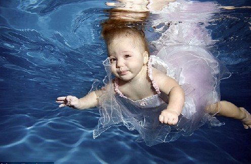 摄影师水下拍摄婴儿游泳 像水母萌态逼人　儿童摄影