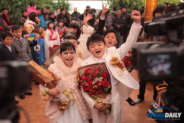 北京七对“袖珍人”举行集体婚礼