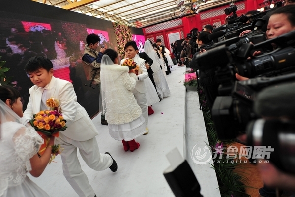 北京七对“袖珍人”举行集体婚礼