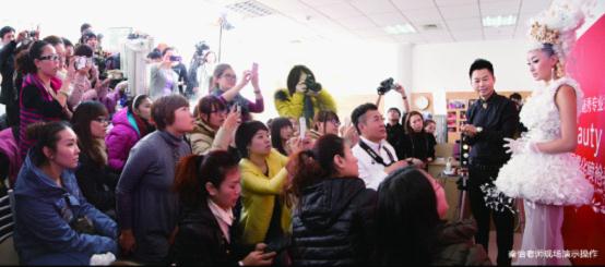 魅缇品牌在北京电影学院为中国影视化妆委员会评委演示喷枪作品