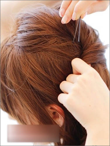 步骤1,像上一款一样方式,中长发可以扎出漂亮的发型,首先在脑后取一束
