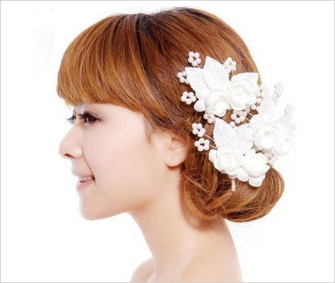 白色发饰点缀的韩式新娘发型