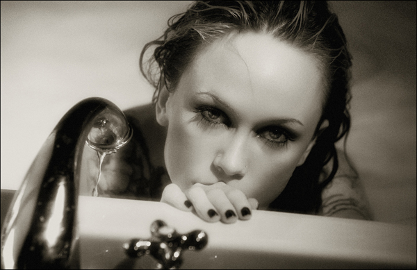 用剧照拍摄技法捕捉浴缸中的女性魅影