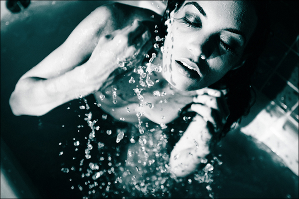 用剧照拍摄技法捕捉浴缸中的女性魅影