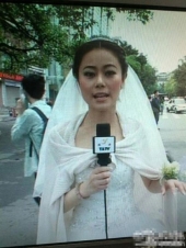 最新影楼资讯新闻-电视台主持人穿婚纱播报灾情引发热议