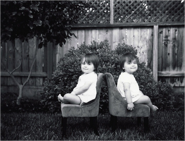 人像摄影：可爱双胞胎小姐妹的幸福生活