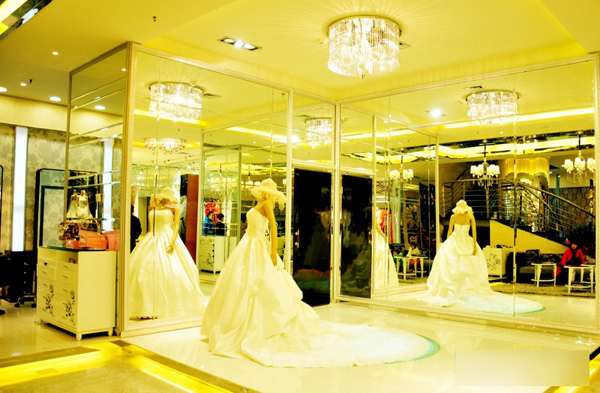 柳州金夫人婚纱摄影，明亮辉煌的店面装修设计