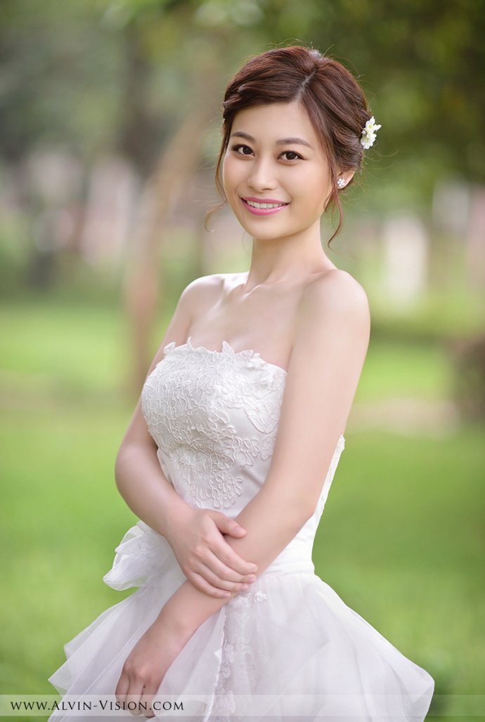 清新淡雅的新娘盘发造型 打造完美气质美新娘