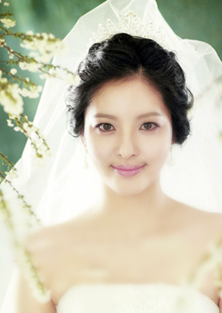 冬季婚礼上的韩式新娘发型
