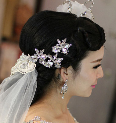 妩媚浪漫的婚纱照新娘发型 变身婚礼最美女主角