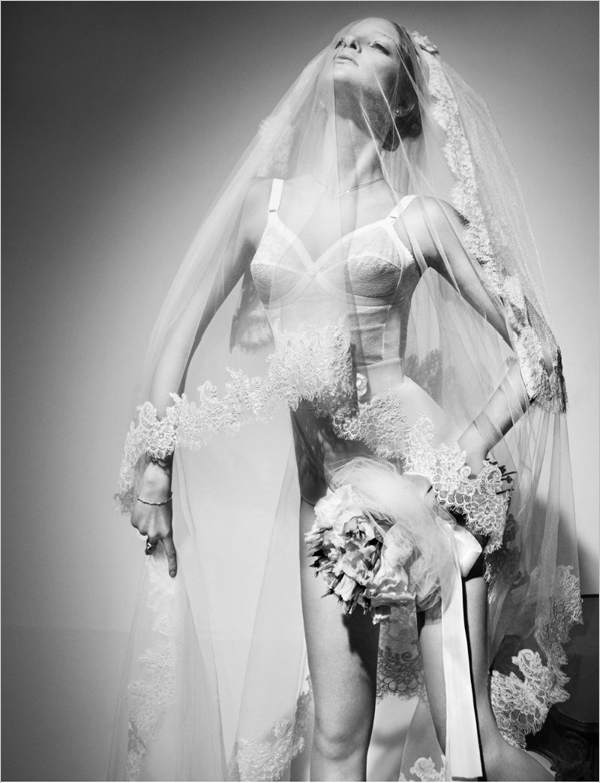 卧室里的新娘 巴西摄影师拍诱人婚纱内衣