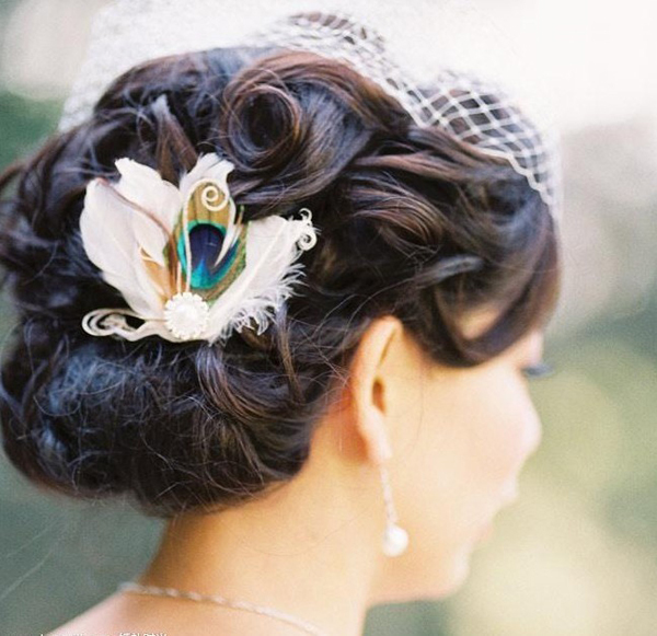 漂亮孔雀羽毛装饰新娘发型 别有一番滋味