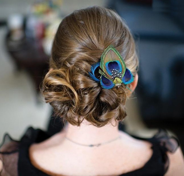 漂亮孔雀羽毛装饰新娘发型 别有一番滋味