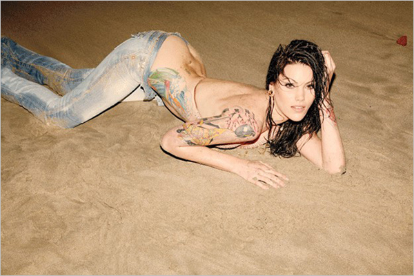 夏末沙滩上的性感纹身女孩