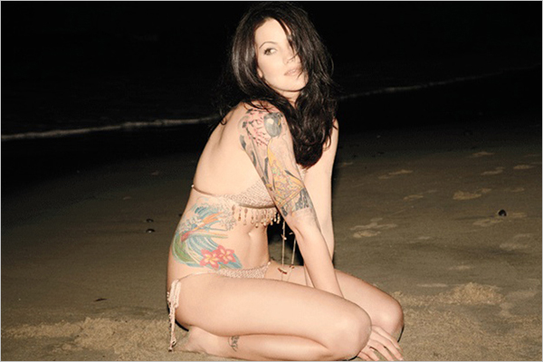 夏末沙滩上的性感纹身女孩