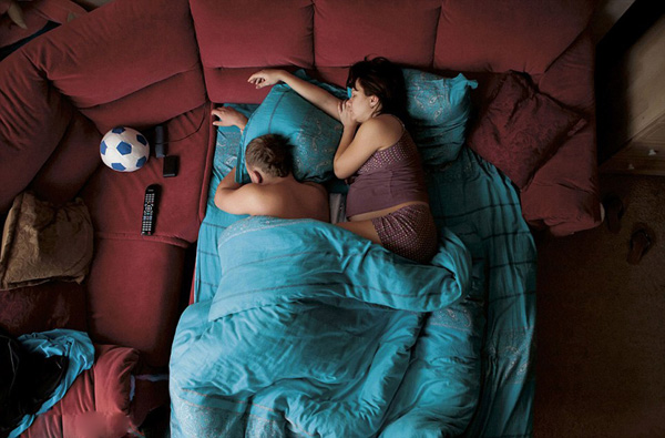 摄影师借准父母睡姿讲述家庭变化