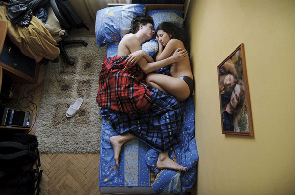 摄影师借准父母睡姿讲述家庭变化