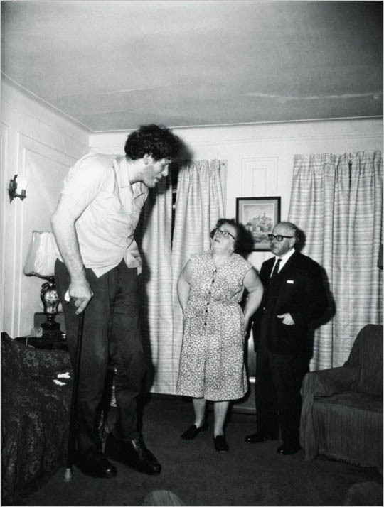 一位犹太巨人和他的父母在布朗克斯