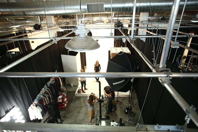 最新影楼资讯新闻-电商亚马逊的商品与时尚超级摄影棚在纽约揭幕