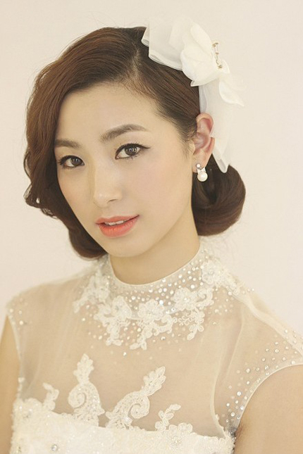 近年,稍微对生活有童话愿望的新娘们都是一派韩式造型,发型大都是温