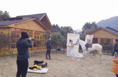 “马上体”走红 温州新人追求拍骑马婚纱照