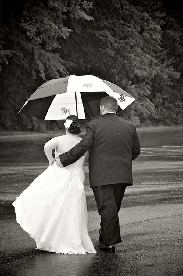 雨天黑白婚纱照