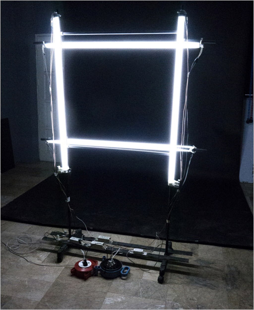 自行动手制作的四管日光灯补光装置
