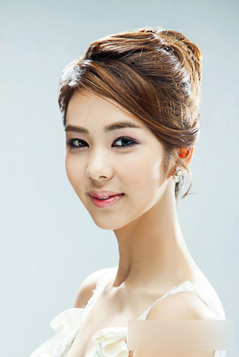 这款韩式新娘盘发,编发与上款大致相近,不同点在于三七分的长直刘海