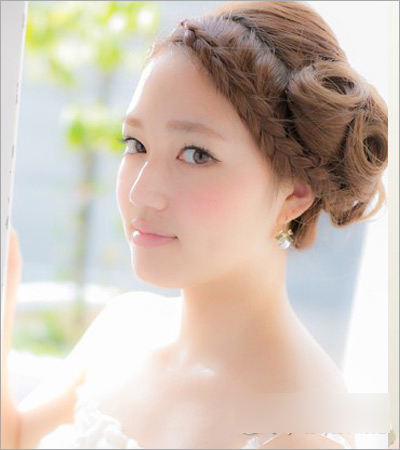 斜刘海起到很好修饰脸型的作用,而这款韩式的新娘发型,让人看上去非常