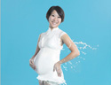 最新影楼资讯新闻-牛奶上身 高速摄影拍出性感“牛奶裙”