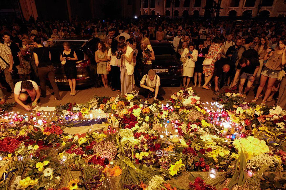 乌克兰基辅，民众在荷兰**前悼念MH17坠机遇难者
