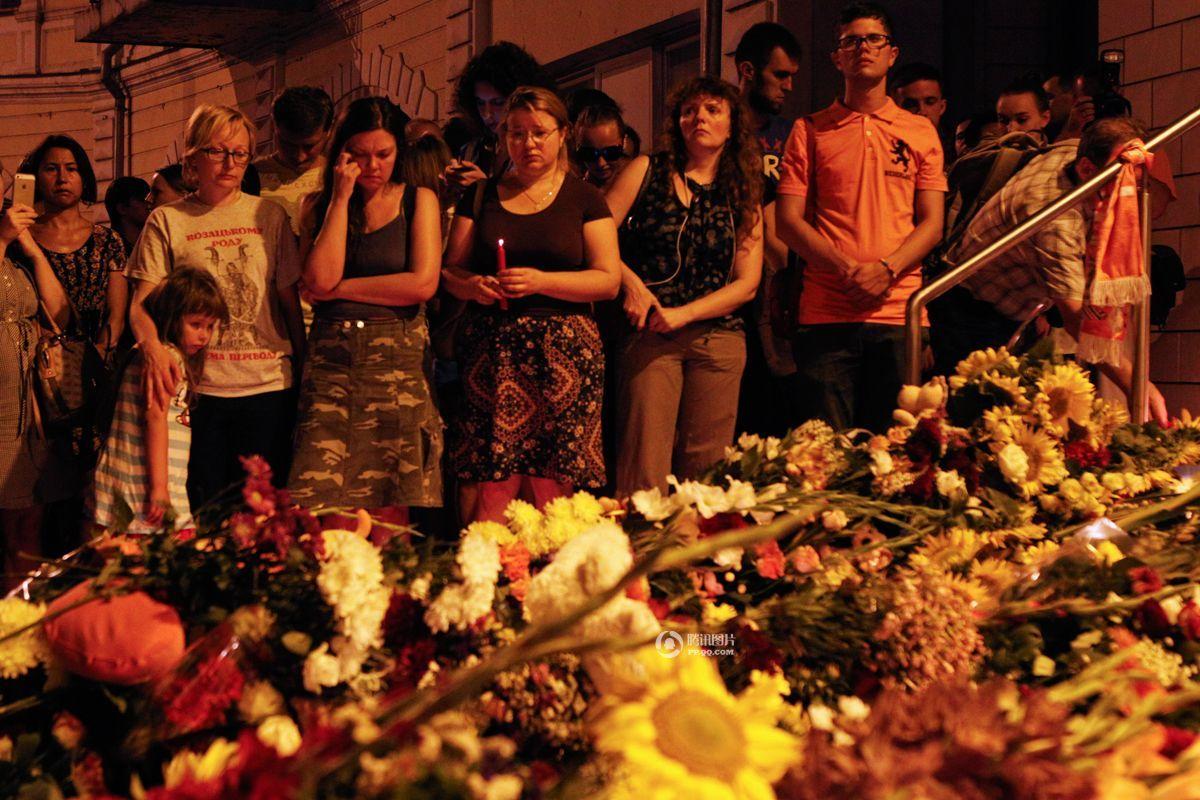 乌克兰基辅，民众在荷兰**前悼念MH17坠机遇难者
