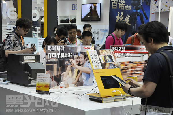 第26届上海展会上柯达展示的手机即时打印设备
