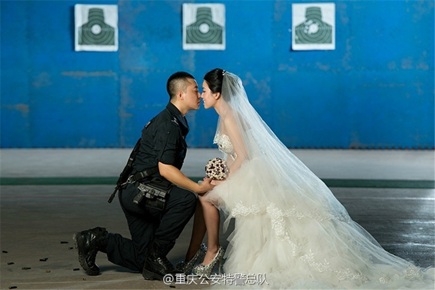 重庆特警训练场拍戎装婚纱照
