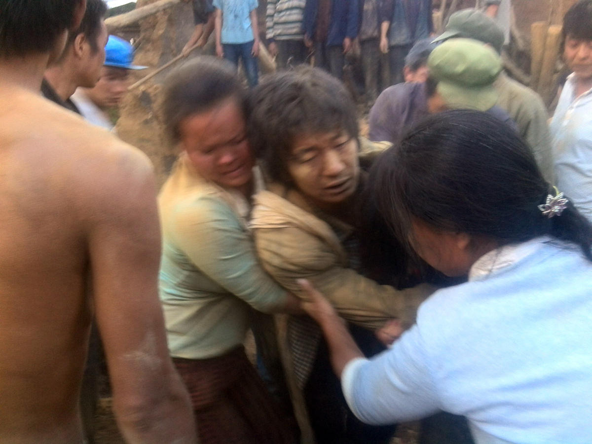 8月3日，在巧家县，一名伤员被从废墟中救出（手机照片）。新华社发（云南巧家县委宣传部提供）