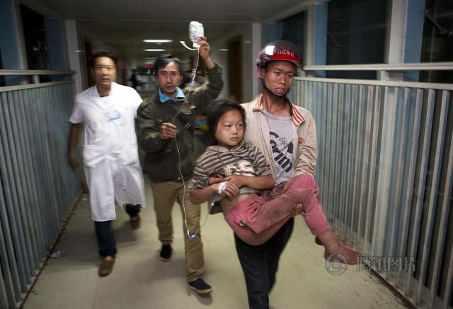 不断有地震伤员送到医院。