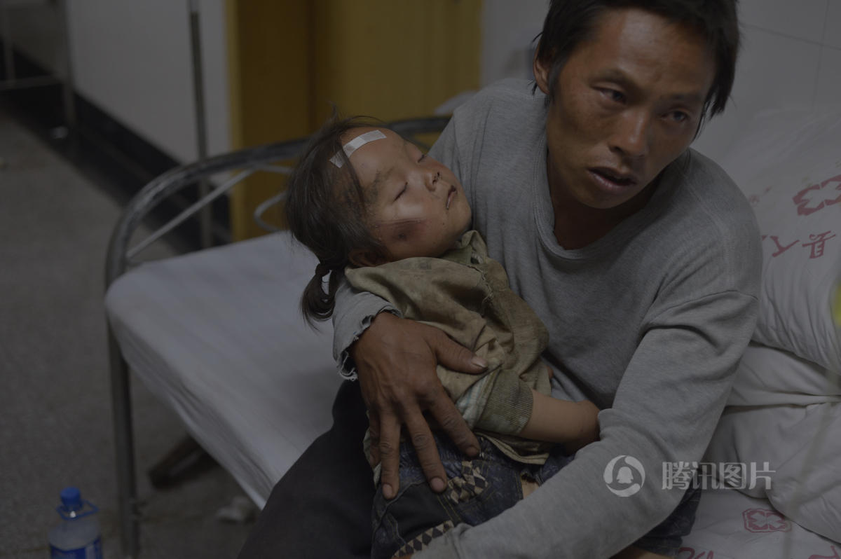 地震中受伤的儿童。赵永峰