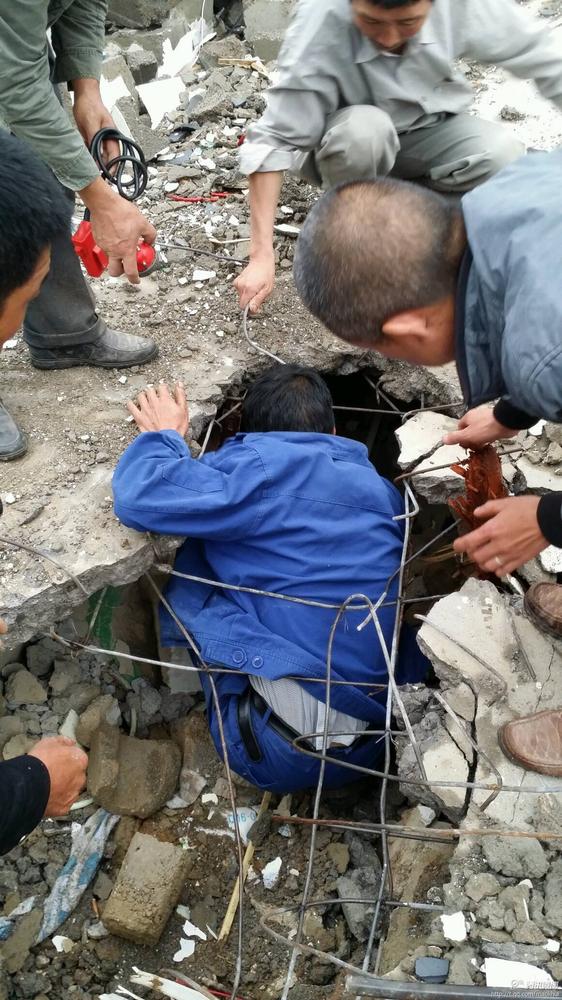 赵伟5个月大的小儿子被埋在震中龙头山镇骡马口废墟里，生死不明。毛利辉 摄