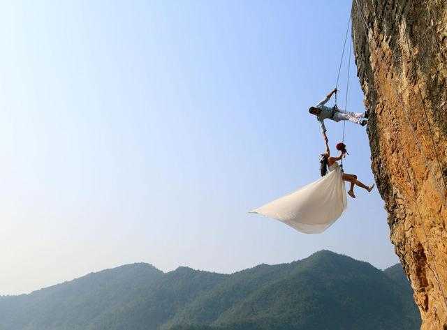 浙江新人爬20米高悬崖拍婚纱照