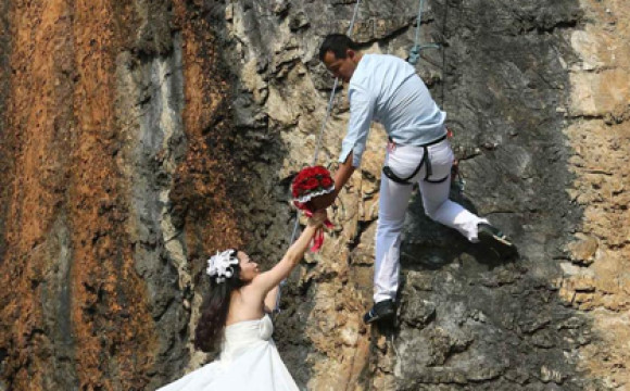 浙江新人爬20米高悬崖拍婚纱照