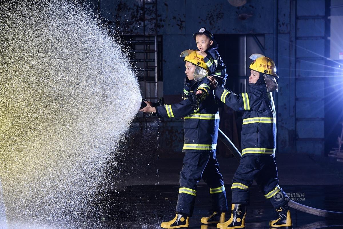消防队员为白血病患儿演戏 拍超萌写真